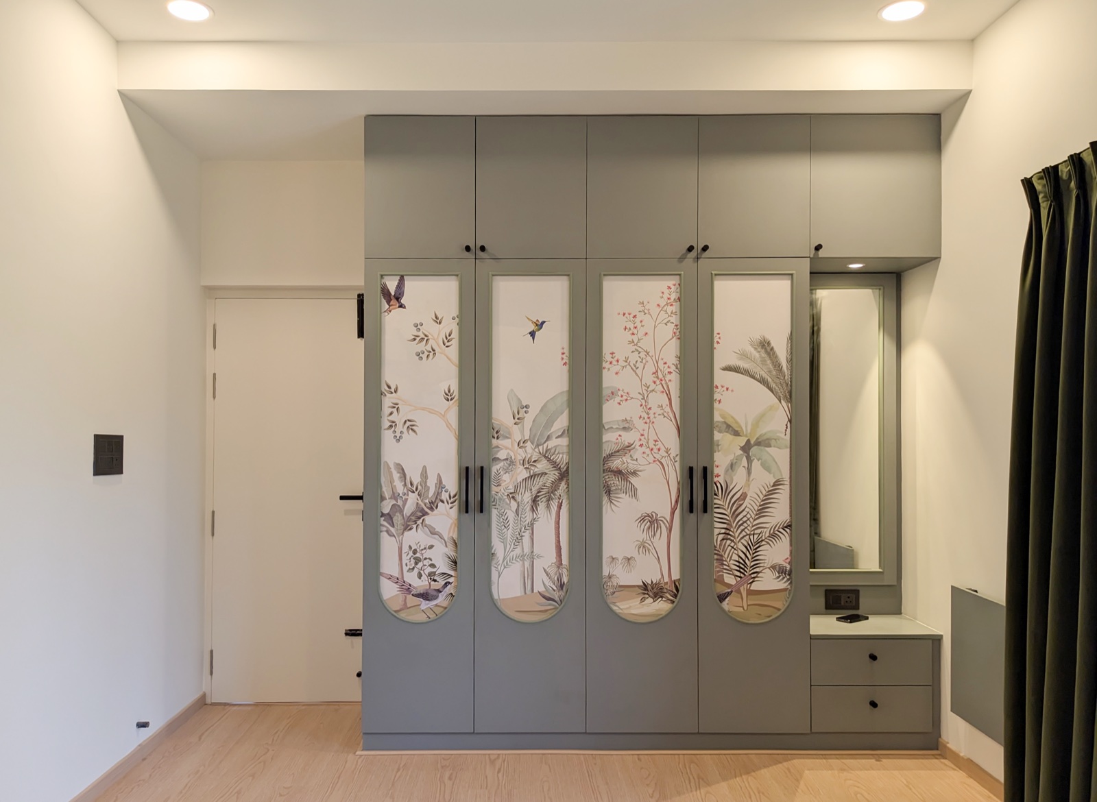 Completed interior: Guest-bedroom wardrobe