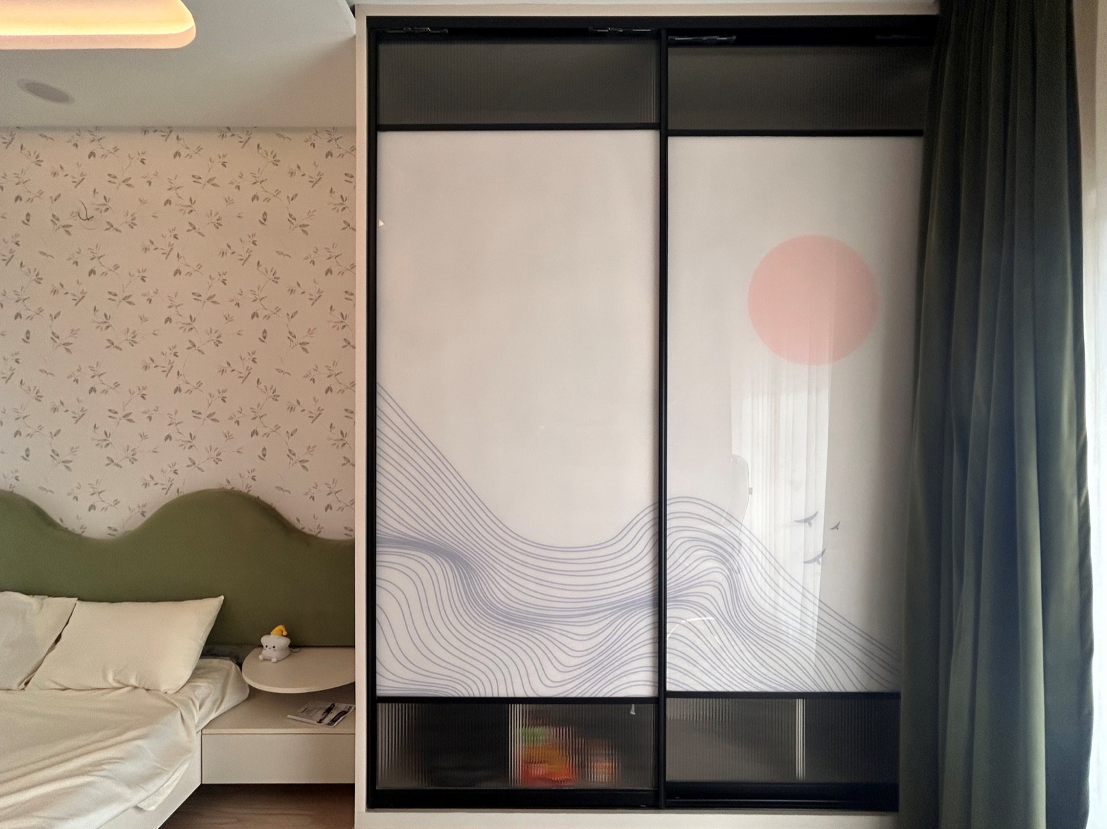 Completed interior: Sliding wardrobe with a graphic landscape motif